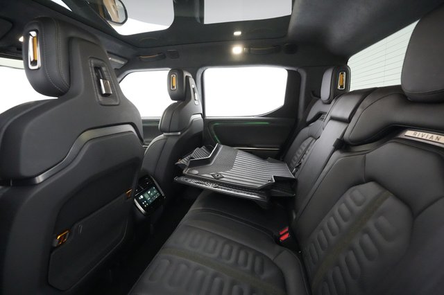 2022 Rivian R1T — photo 18 of 39