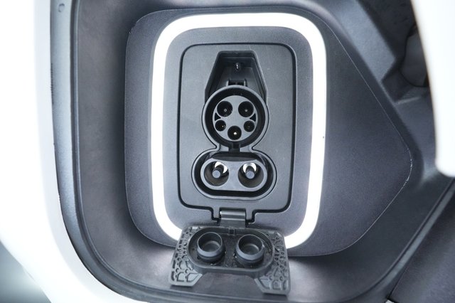 2022 Rivian R1T — photo 19 of 28