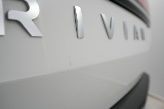 2022 Rivian R1T — photo 23 of 28