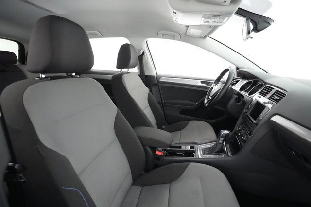 2016 Volkswagen e-Golf — photo 17 of 27