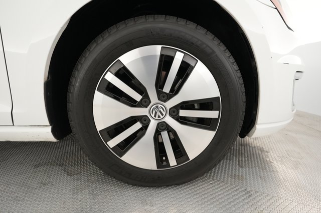 2016 Volkswagen e-Golf — photo 13 of 27
