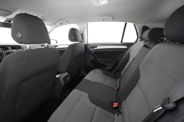 2016 Volkswagen e-Golf — photo 16 of 27