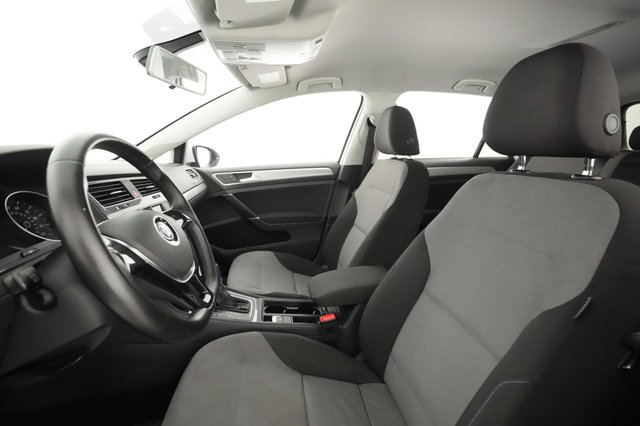 2016 Volkswagen e-Golf — photo 15 of 27