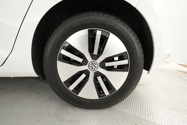 2016 Volkswagen e-Golf — photo 12 of 27