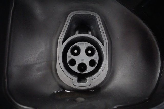 2016 Volkswagen e-Golf — photo 18 of 27