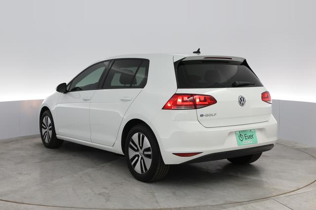 2016 Volkswagen e-Golf — photo 9 of 27