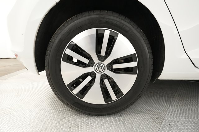 2016 Volkswagen e-Golf — photo 14 of 27