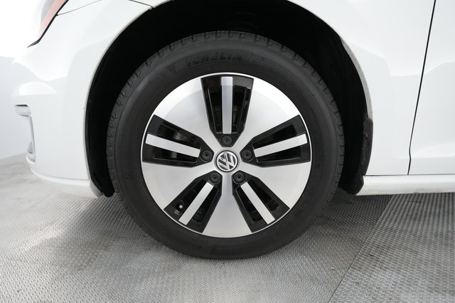 2016 Volkswagen e-Golf — photo 11 of 27