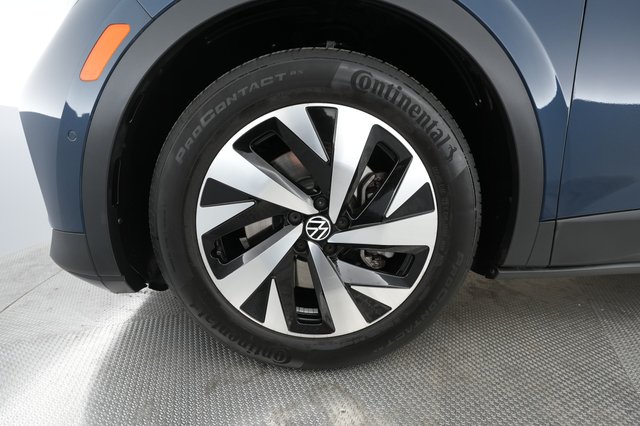 2023 Volkswagen ID.4 — photo 13 of 26