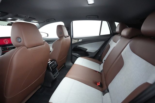 2023 Volkswagen ID.4 — photo 18 of 26