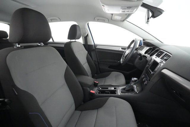 2016 Volkswagen e-Golf — photo 18 of 28