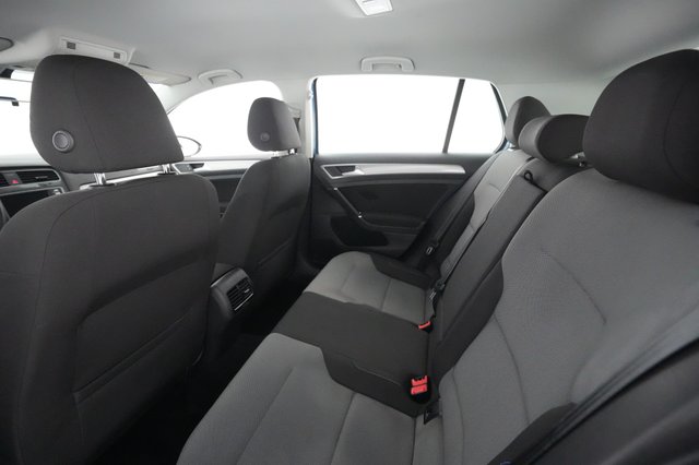 2016 Volkswagen e-Golf — photo 17 of 28