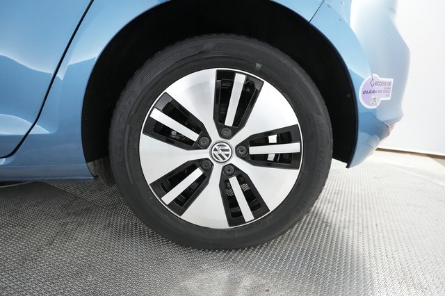 2016 Volkswagen e-Golf — photo 13 of 28