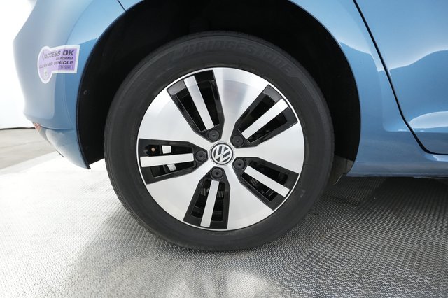 2016 Volkswagen e-Golf — photo 15 of 28