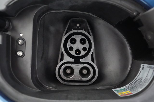 2016 Volkswagen e-Golf — photo 21 of 28
