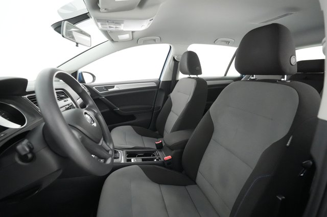 2016 Volkswagen e-Golf — photo 16 of 28