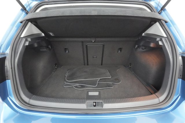 2016 Volkswagen e-Golf — photo 22 of 28