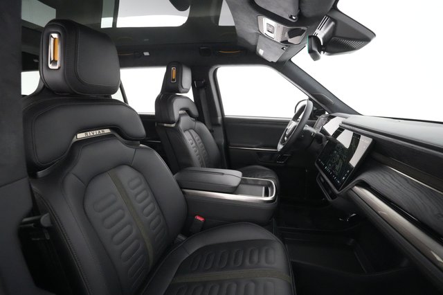 2022 Rivian R1S — photo 19 of 33