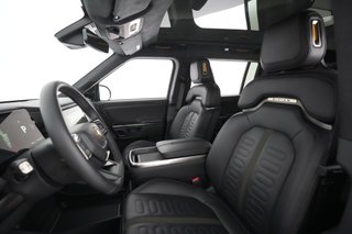 2022 Rivian R1S — photo 17 of 33
