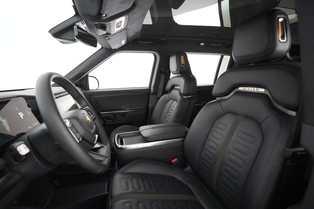 2022 Rivian R1S — photo 17 of 33