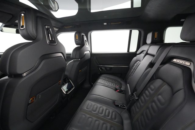 2022 Rivian R1S — photo 18 of 33