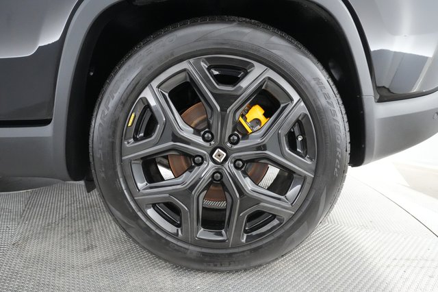 2022 Rivian R1S — photo 14 of 33
