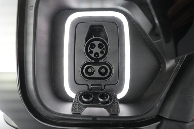 2022 Rivian R1S — photo 23 of 33