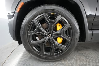 2022 Rivian R1S — photo 13 of 33