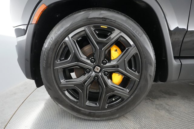 2022 Rivian R1S — photo 13 of 33