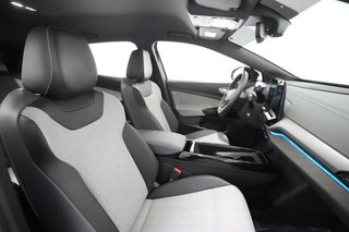 2023 Volkswagen ID.4 — photo 16 of 21