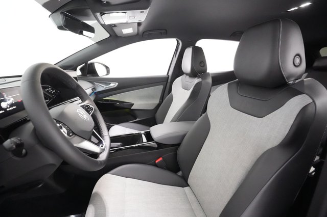 2023 Volkswagen ID.4 — photo 14 of 21