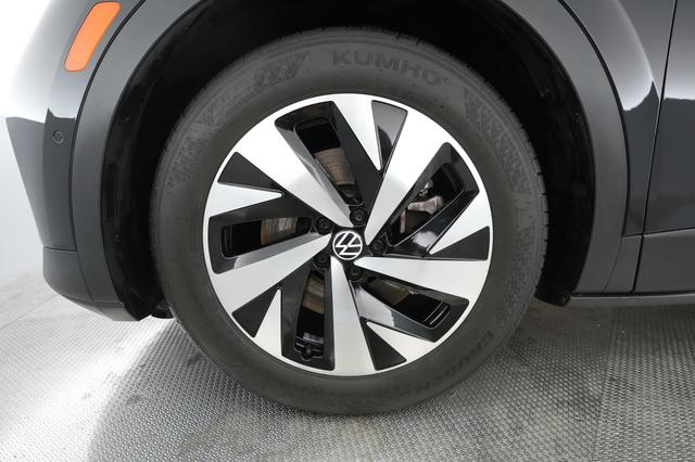 2023 Volkswagen ID.4 — photo 10 of 21