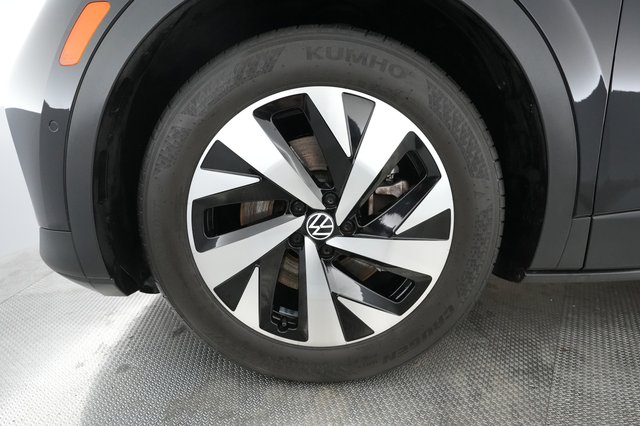 2023 Volkswagen ID.4 — photo 10 of 21