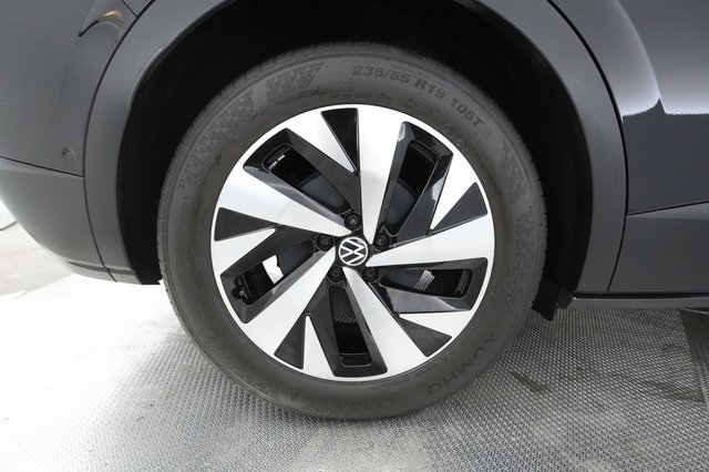 2023 Volkswagen ID.4 — photo 13 of 21