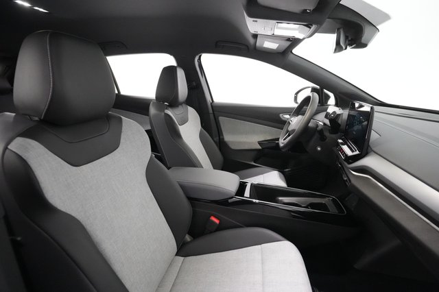 2023 Volkswagen ID.4 — photo 17 of 24
