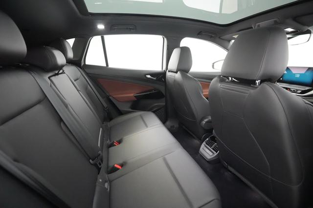 2021 Volkswagen ID.4 — photo 3 of 32