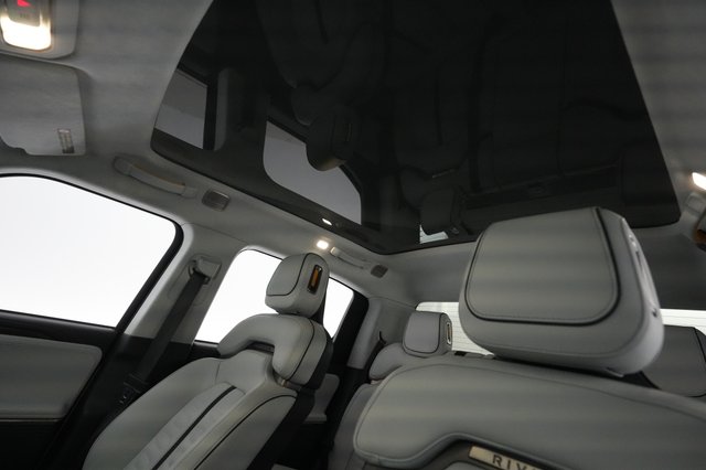 2022 Rivian R1T — photo 18 of 27