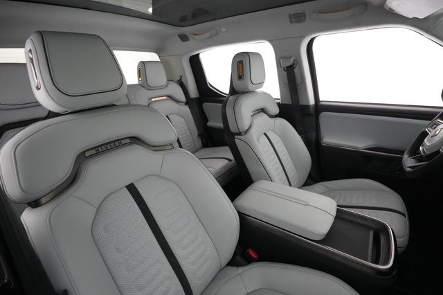 2022 Rivian R1T — photo 17 of 27