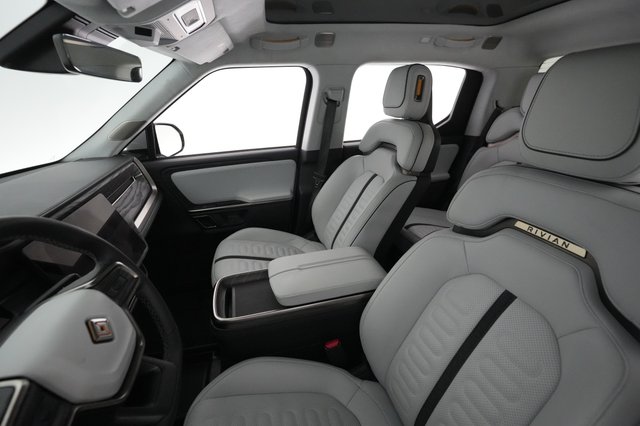 2022 Rivian R1T — photo 15 of 27