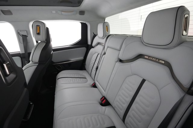 2022 Rivian R1T — photo 16 of 27