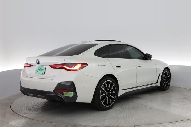 2022 BMW i4 — photo 2 of 21