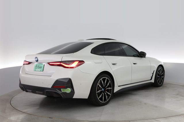 2022 BMW i4 — photo 2 of 21