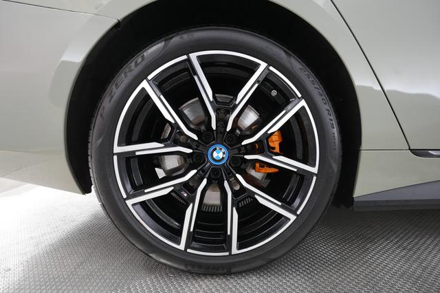 2022 BMW i4 — photo 7 of 21