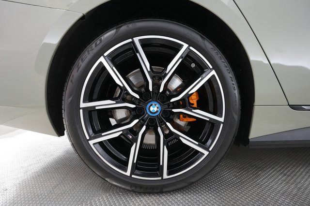 2022 BMW i4 — photo 7 of 21