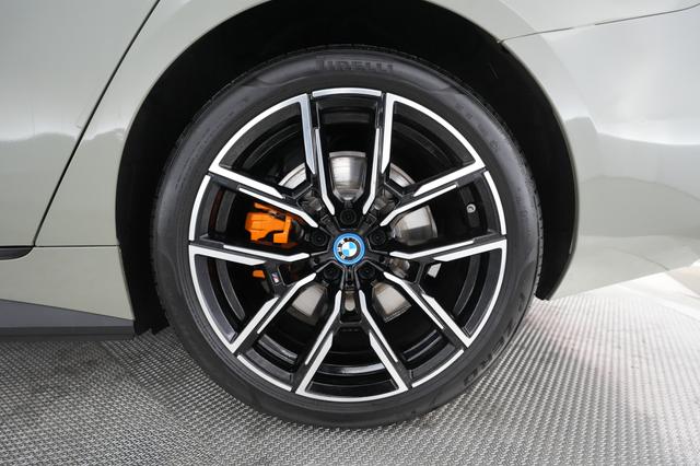 2022 BMW i4 — photo 8 of 21