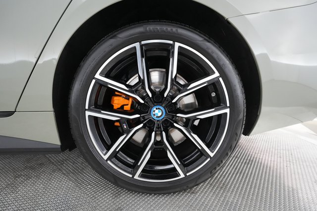 2022 BMW i4 — photo 8 of 21