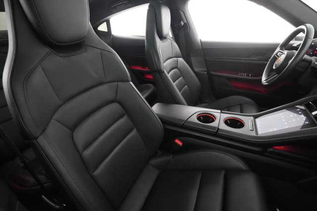 2021 Porsche Taycan — photo 13 of 23