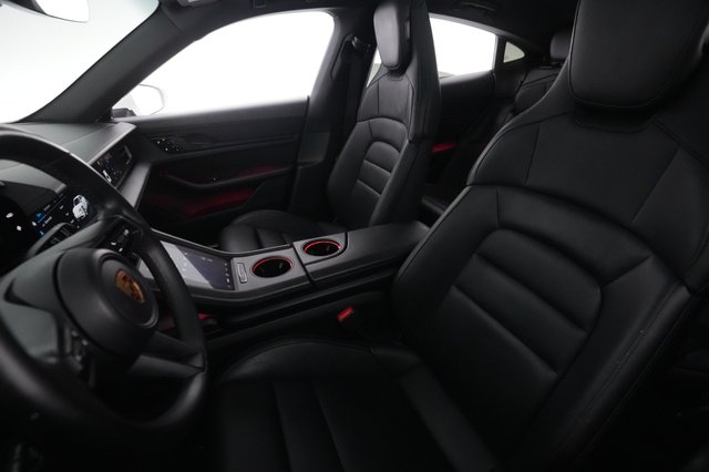 2021 Porsche Taycan — photo 11 of 23