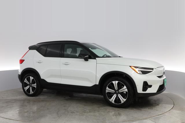 2023 Volvo XC40 Recharge — photo 7 of 23