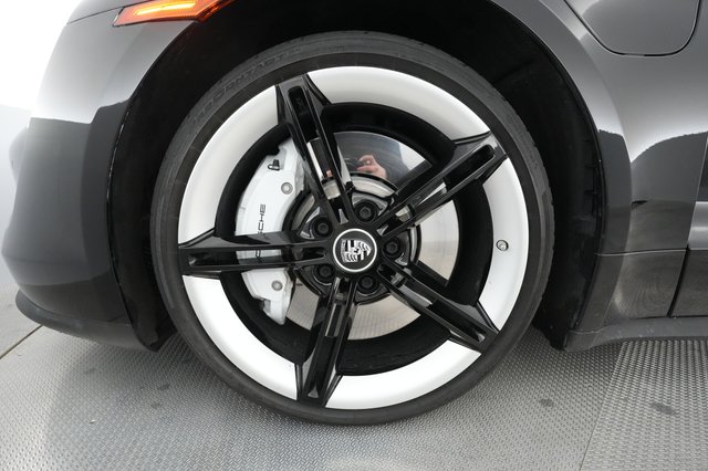 2021 Porsche Taycan — photo 12 of 38